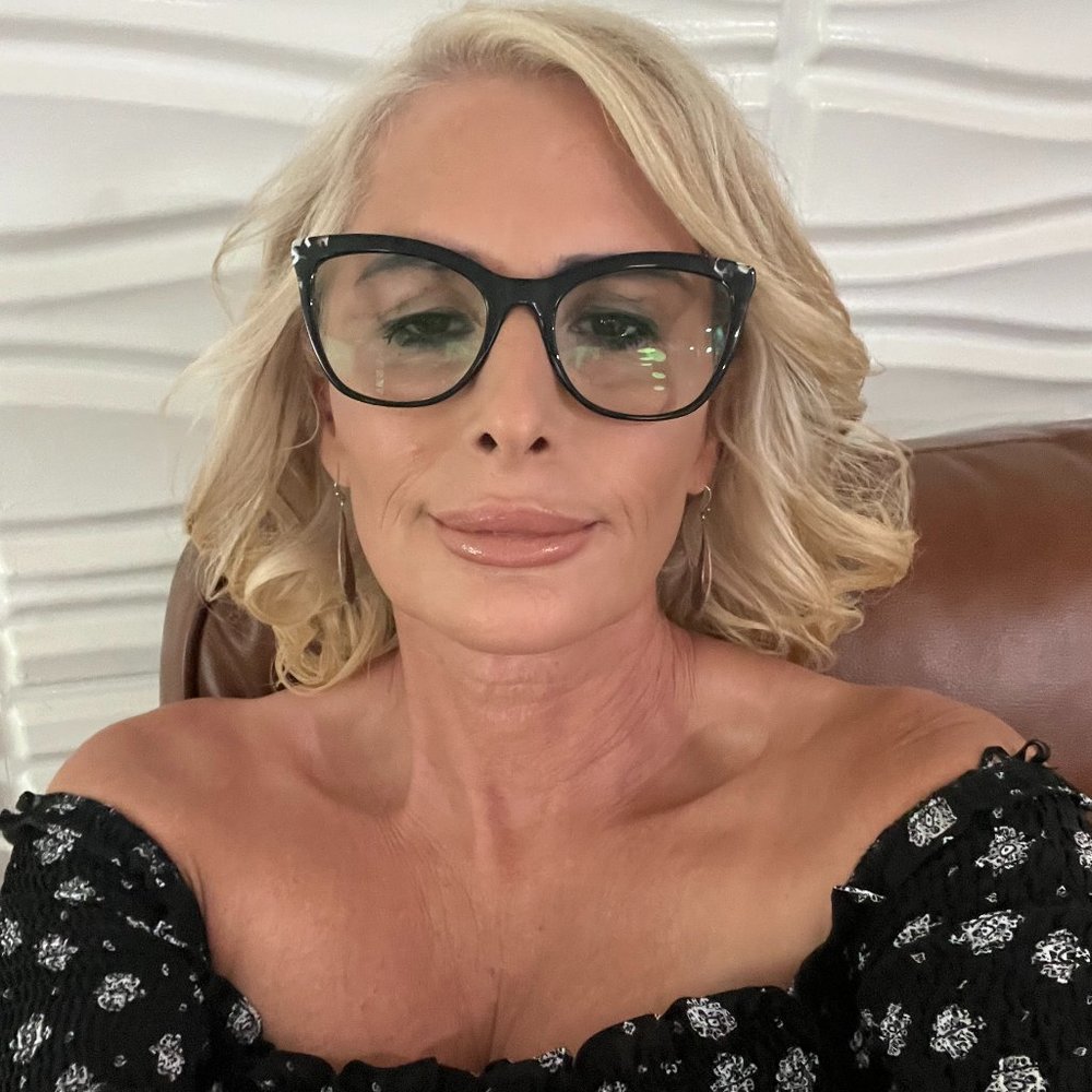 Meet your Posher, Sharon